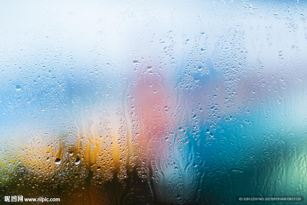 落在窗户玻璃上的雨点水珠