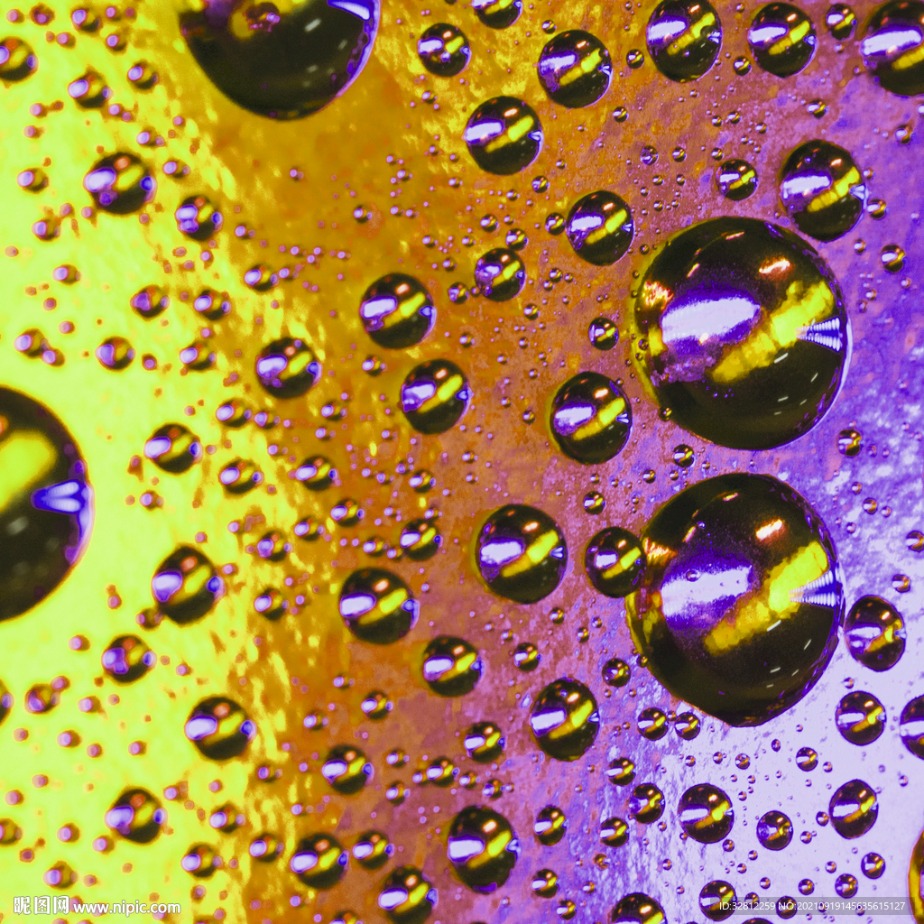 落在窗户玻璃上的雨点水珠