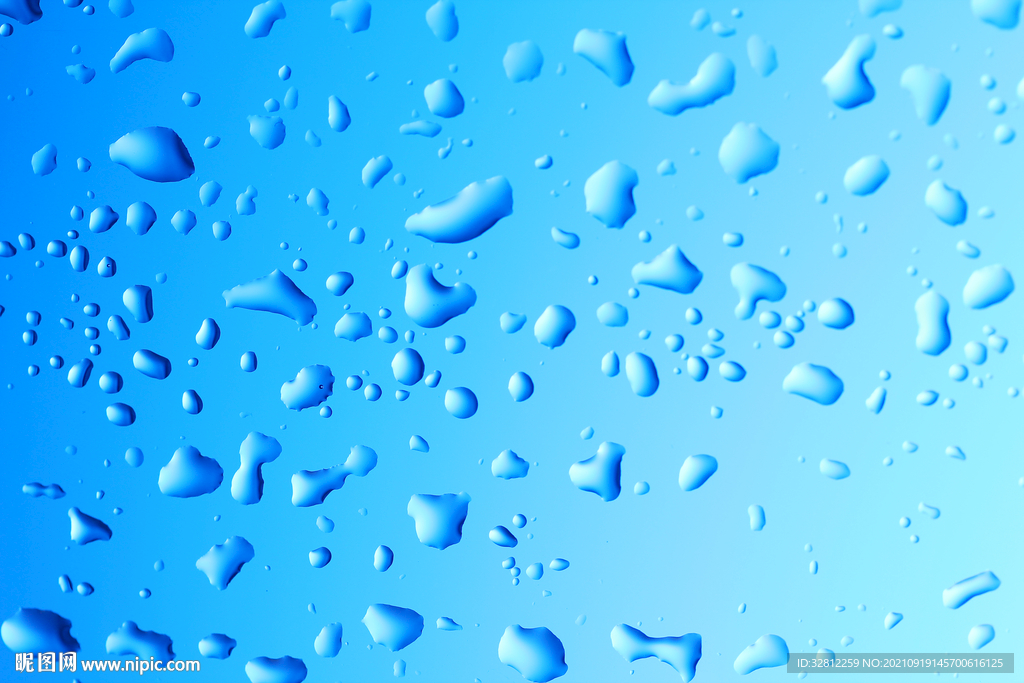 落在窗户玻璃上的雨点水珠