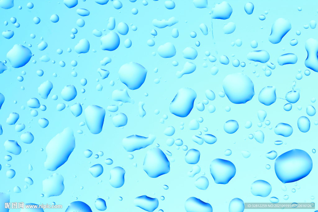 落在窗户玻璃上的雨点水珠