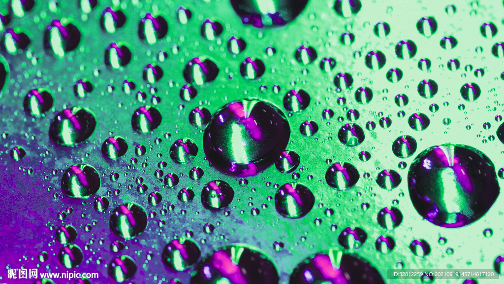落在窗户玻璃上的雨点水珠