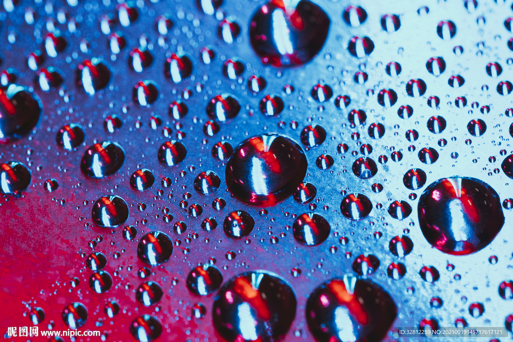 落在窗户玻璃上的雨点水珠