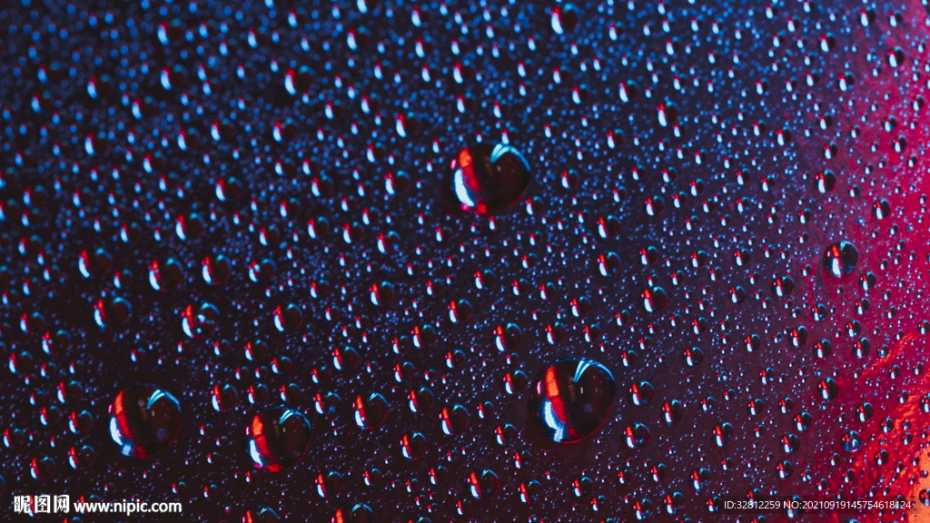 落在窗户玻璃上的雨点水珠