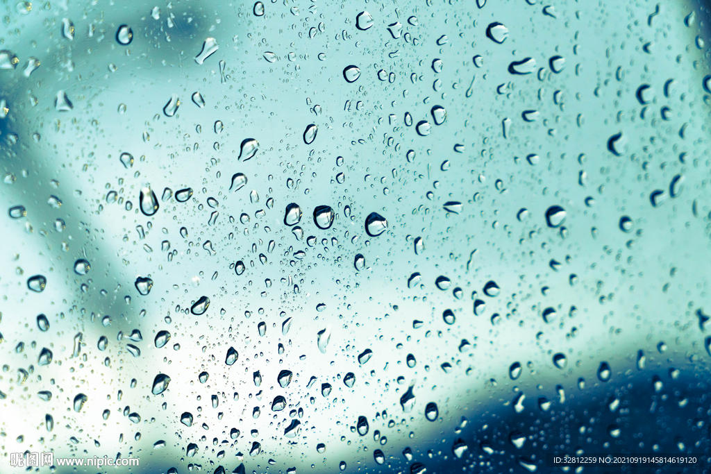 落在窗户玻璃上的雨点水珠