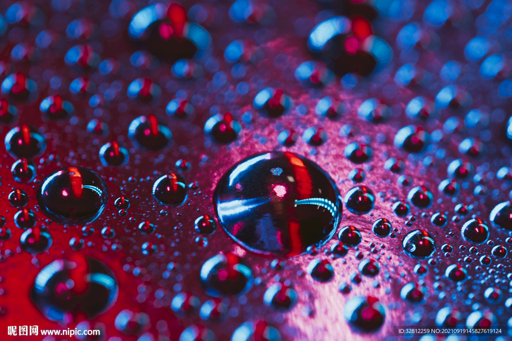 落在窗户玻璃上的雨点水珠