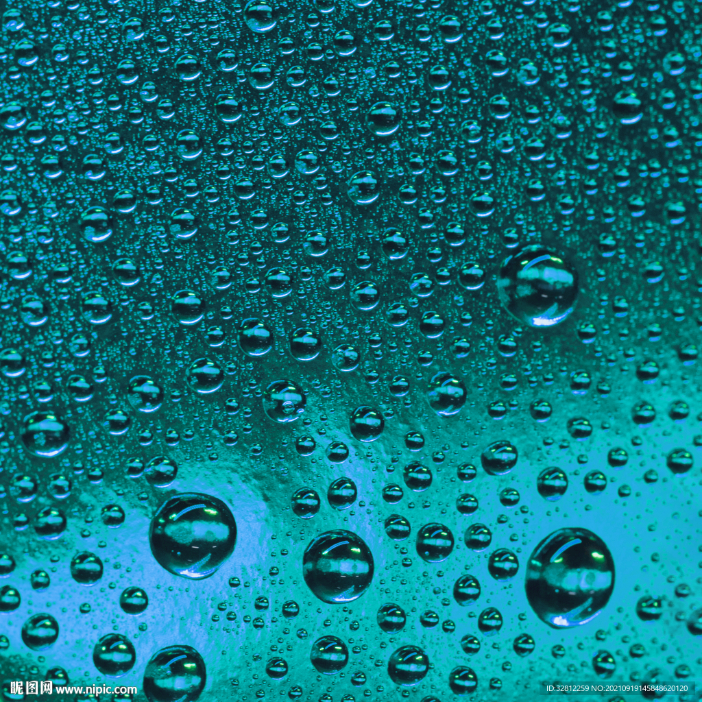 落在窗户玻璃上的雨点水珠