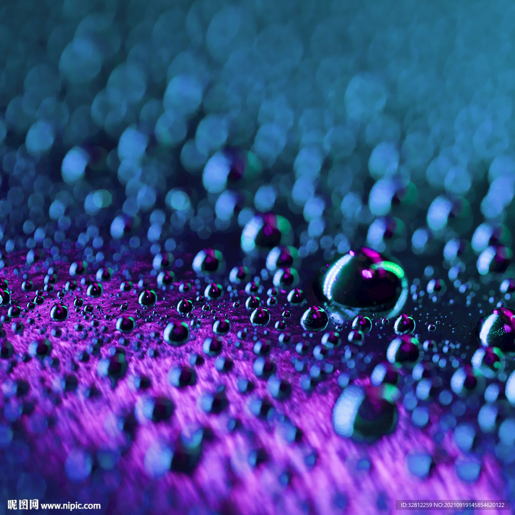 落在窗户玻璃上的雨点水珠