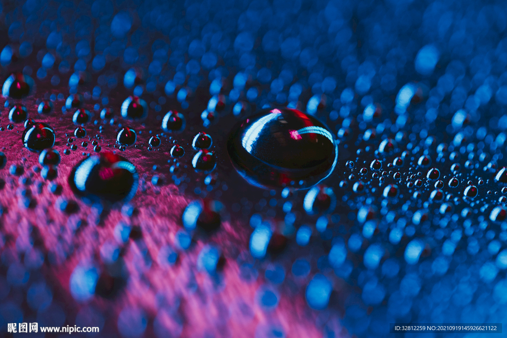 落在窗户玻璃上的雨点水珠