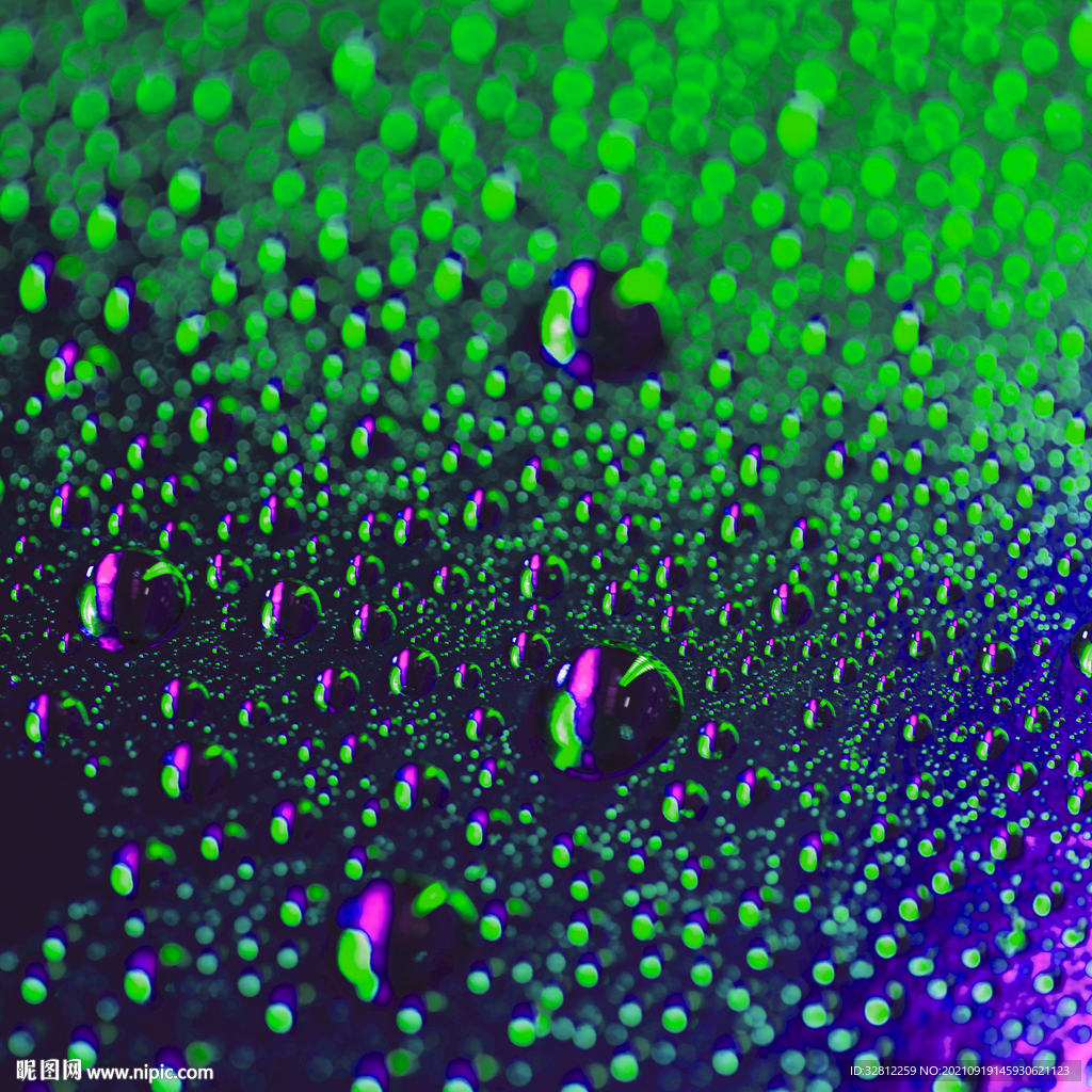 落在窗户玻璃上的雨点水珠