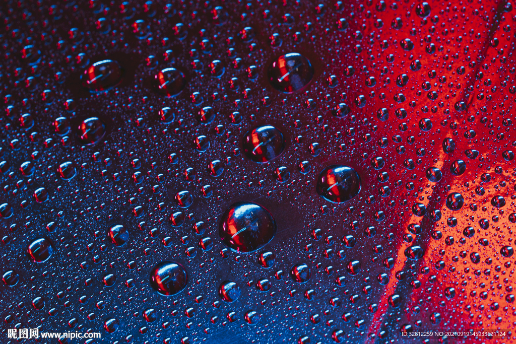落在窗户玻璃上的雨点水珠
