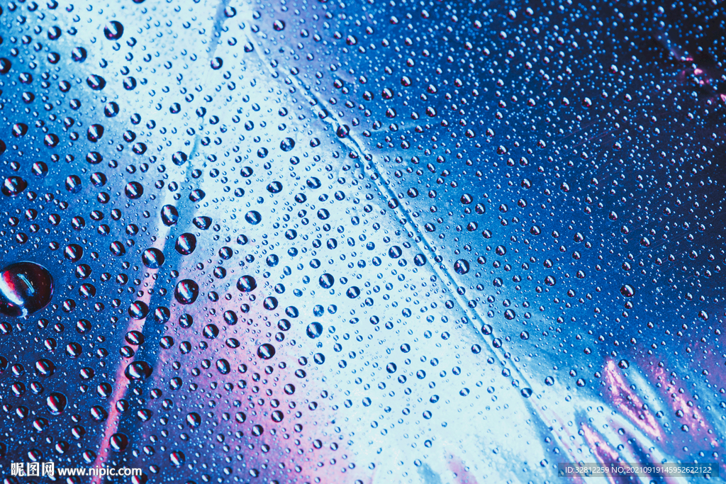 落在窗户玻璃上的雨点水珠