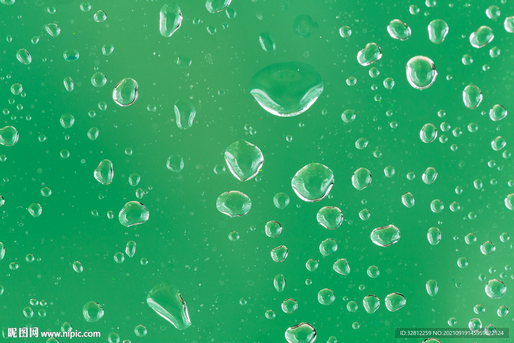 落在窗户玻璃上的雨点水珠