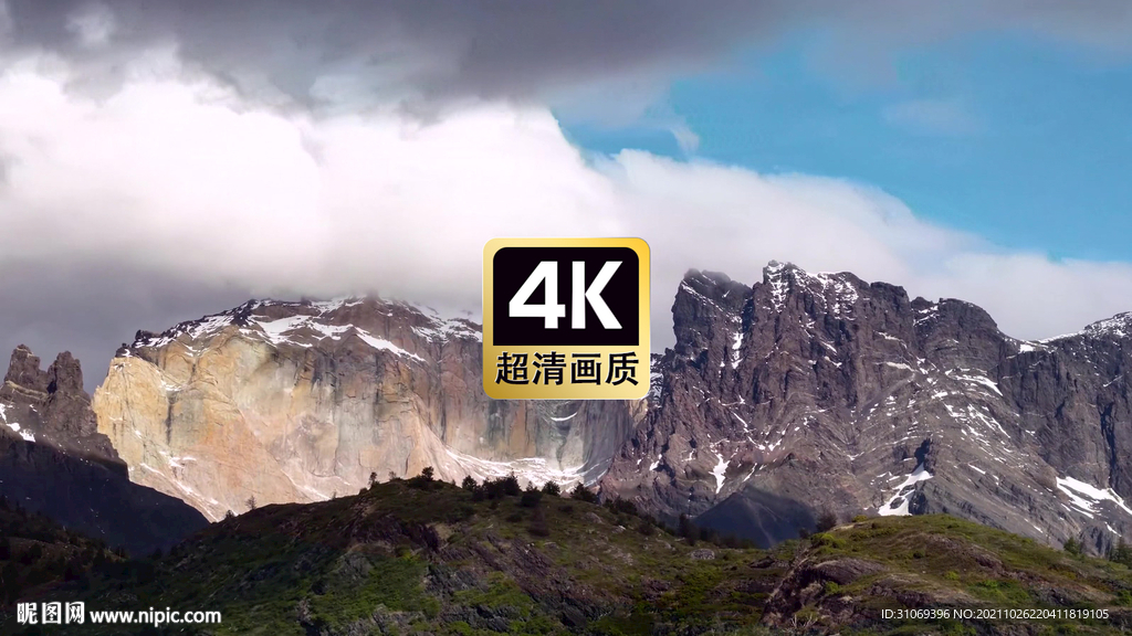 航拍云雾笼罩着山顶美景