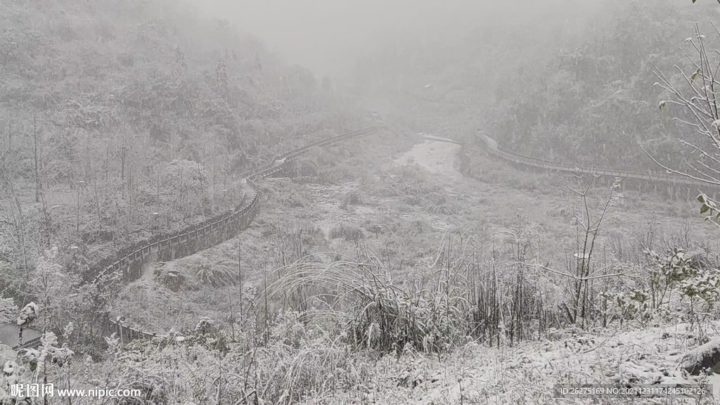 山谷雪景