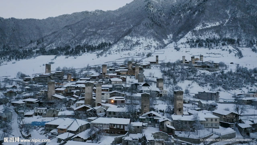 一座被雪覆盖的古老塔楼的小镇
