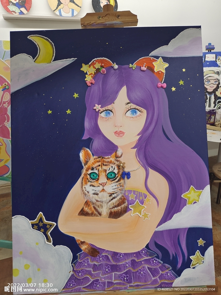 抱小虎的女孩