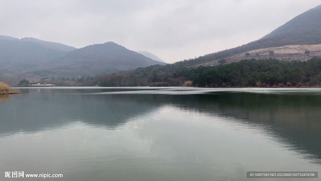 冬日山区水库边