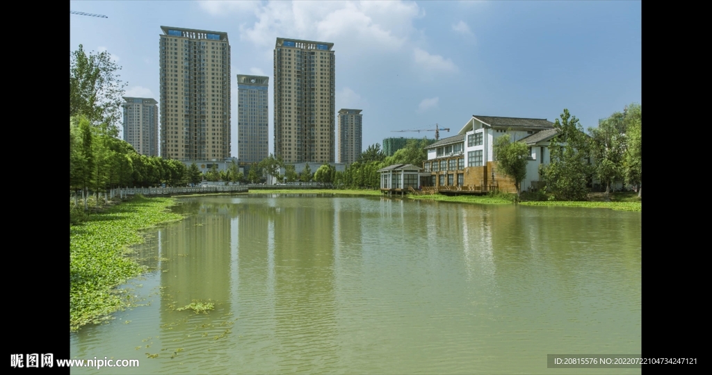 泗阳森林公园湖面楼倒影