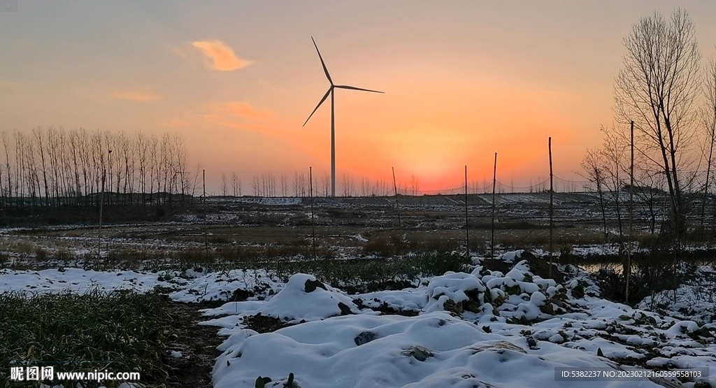 农乡村日出雪景大风车