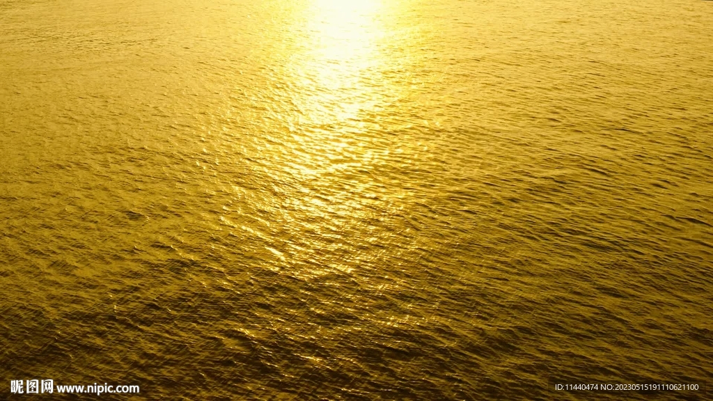 大海金色海面波澜后退方向日出