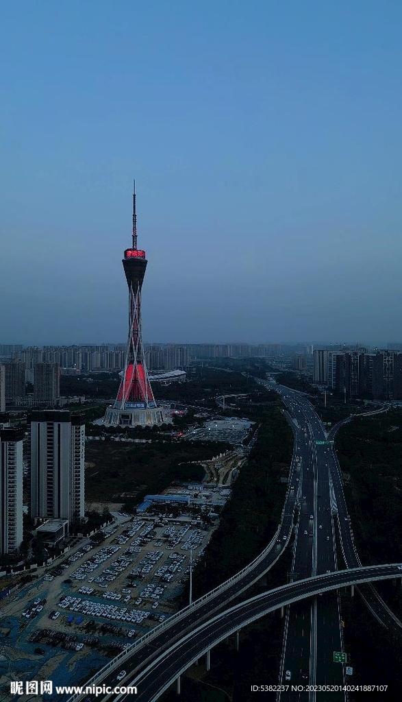 航拍俯瞰郑州城市中原福塔夜景