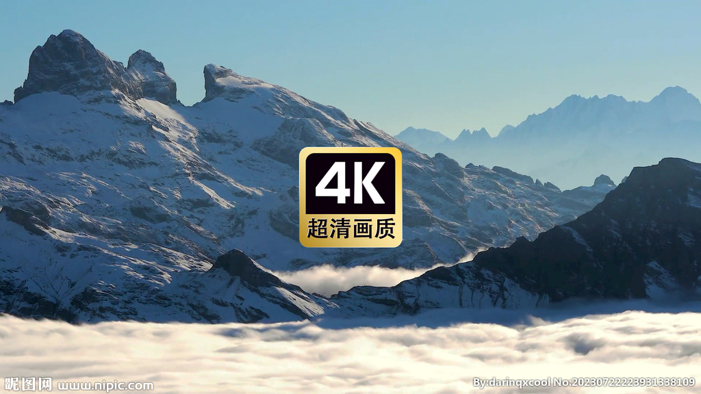 雪山脚下行驶的观光列车
