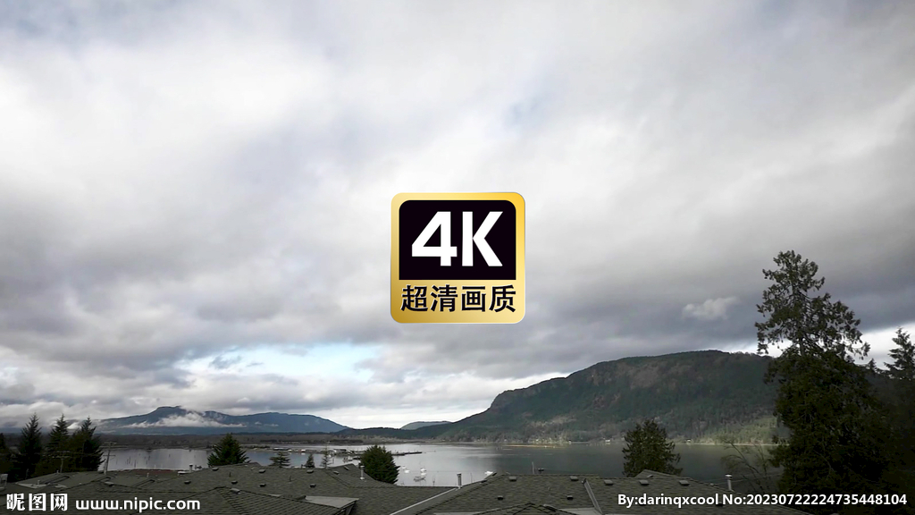 云海掠过湖面美景