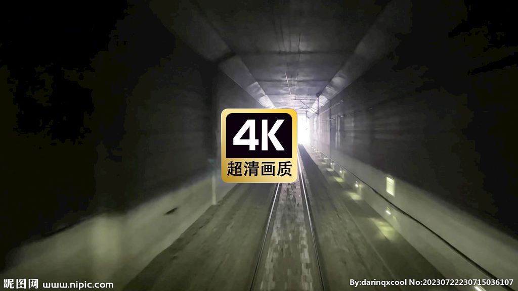 高速列车开出隧道瞬间