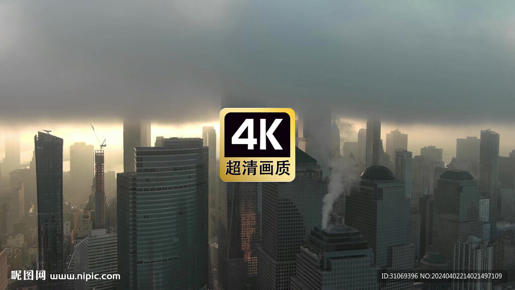 乌云笼罩下的城市建筑群