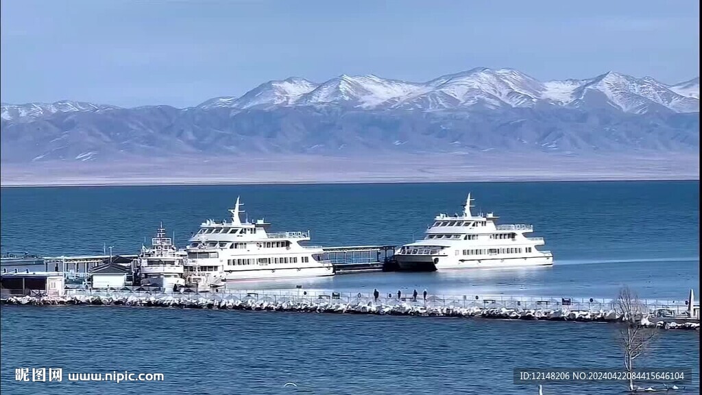 冬日青海湖湖面游船