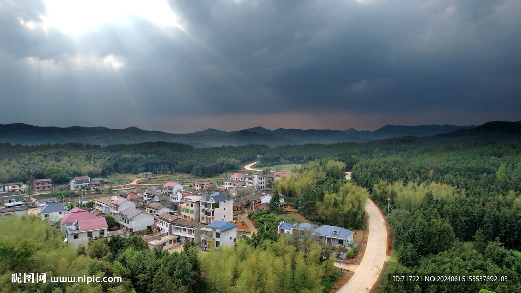 乡村雨前航拍