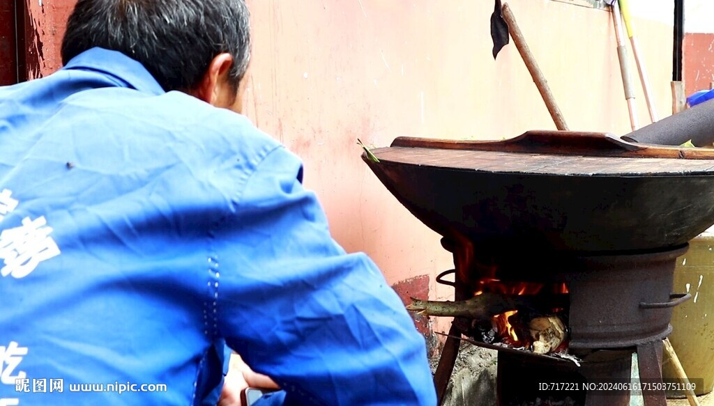 大锅烧火煮粽子