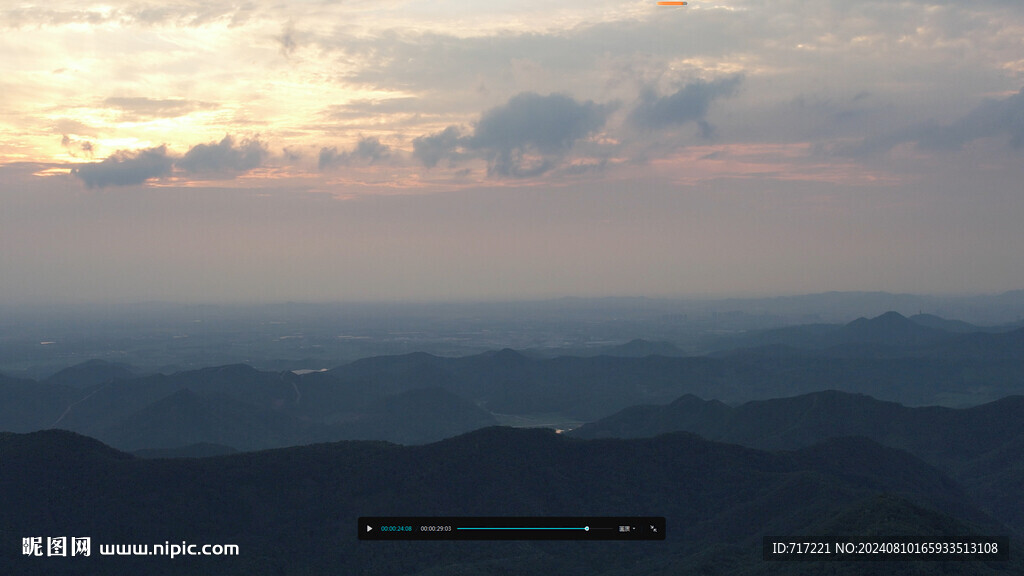 晚霞映山峦 