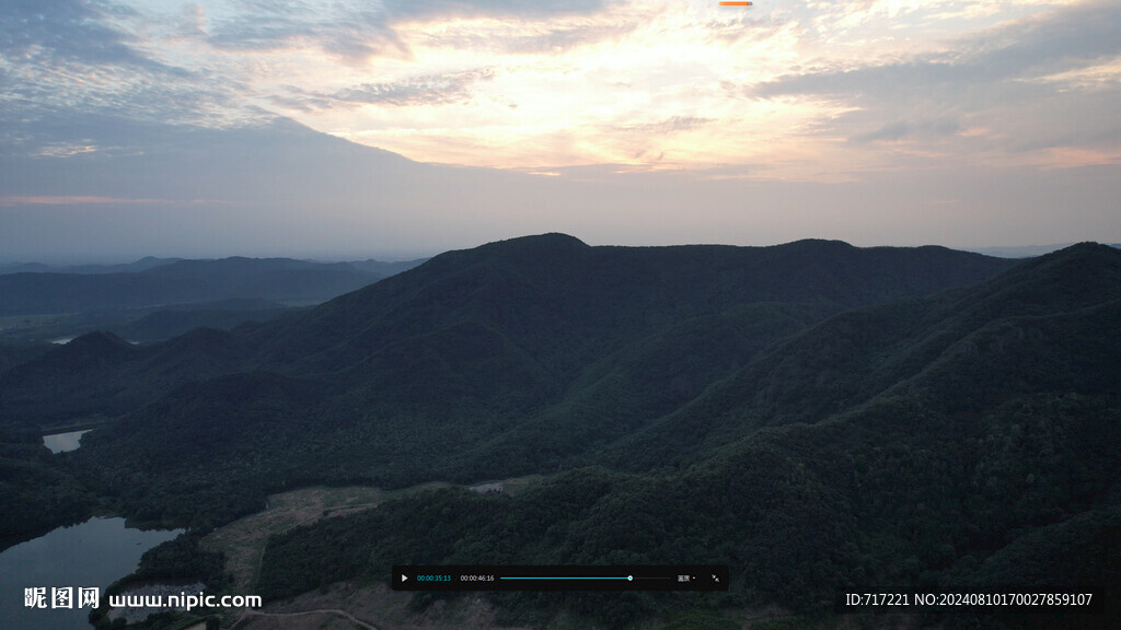 晚霞映山峦