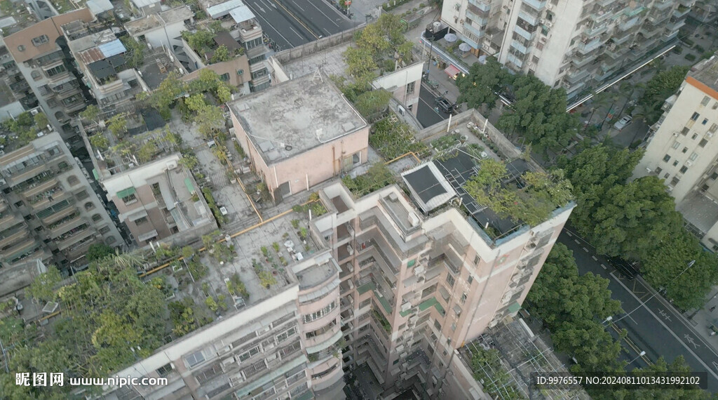 俯瞰城市马路居民区环绕楼顶航拍