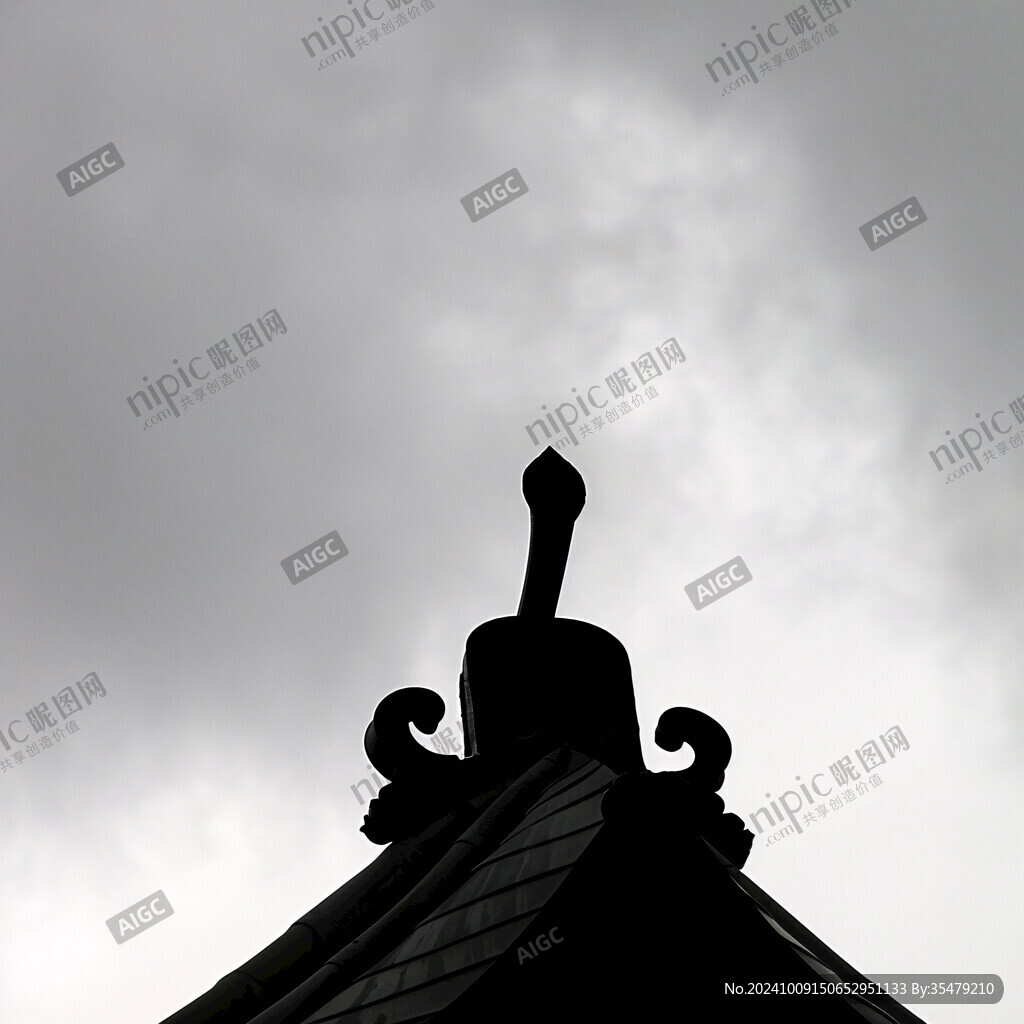 阴云与古建筑檐角剪影