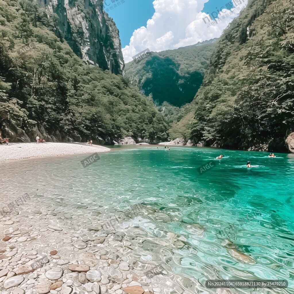碧绿潭水