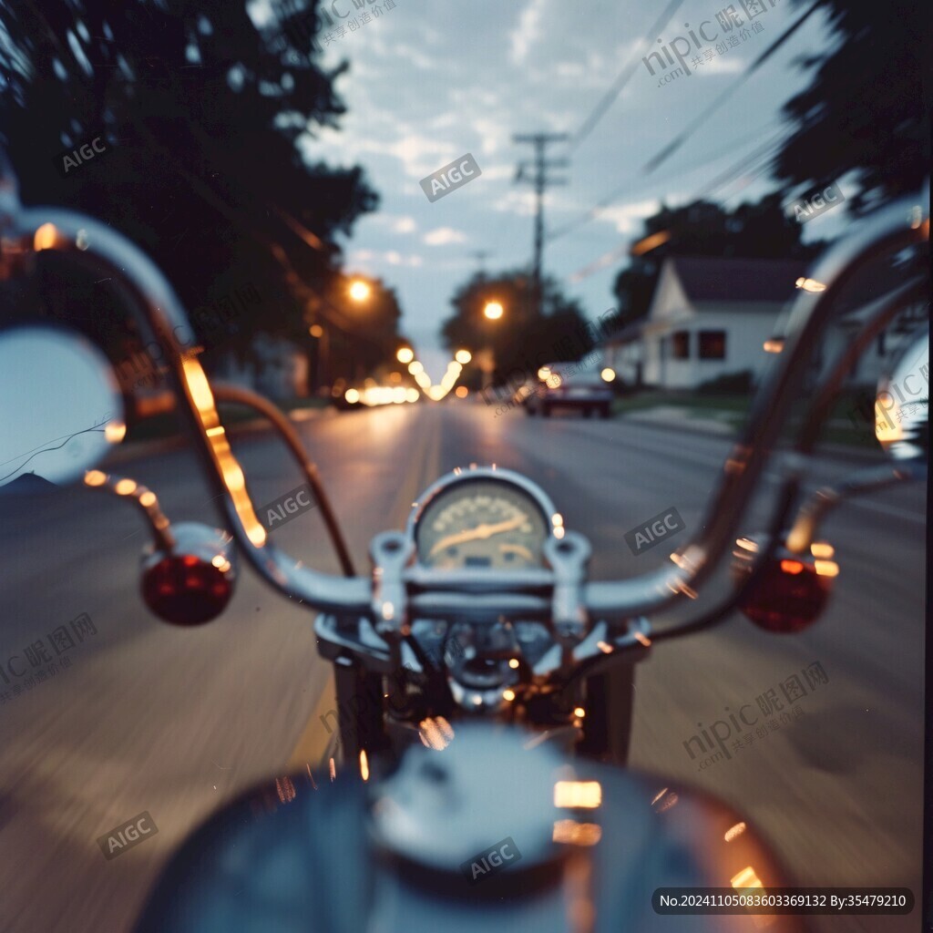 公路上的摩托车