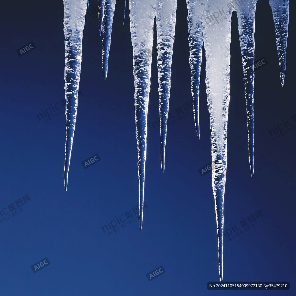 冬季冰天雪地里的冰柱