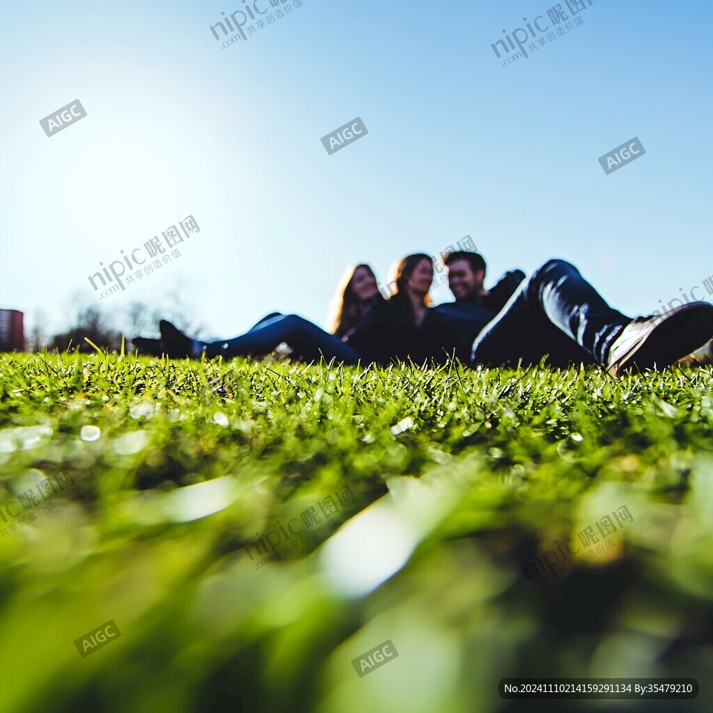 躺草地上休息的人