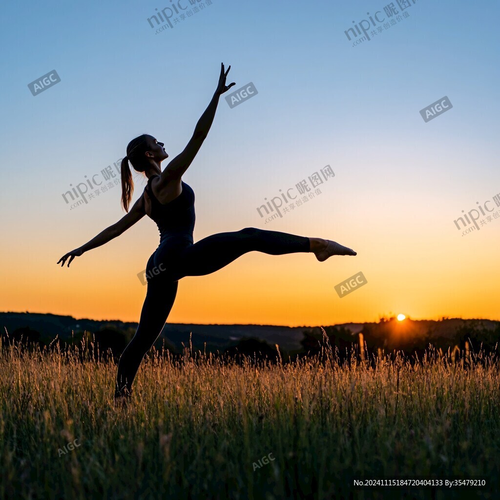夕阳下锻炼的女孩