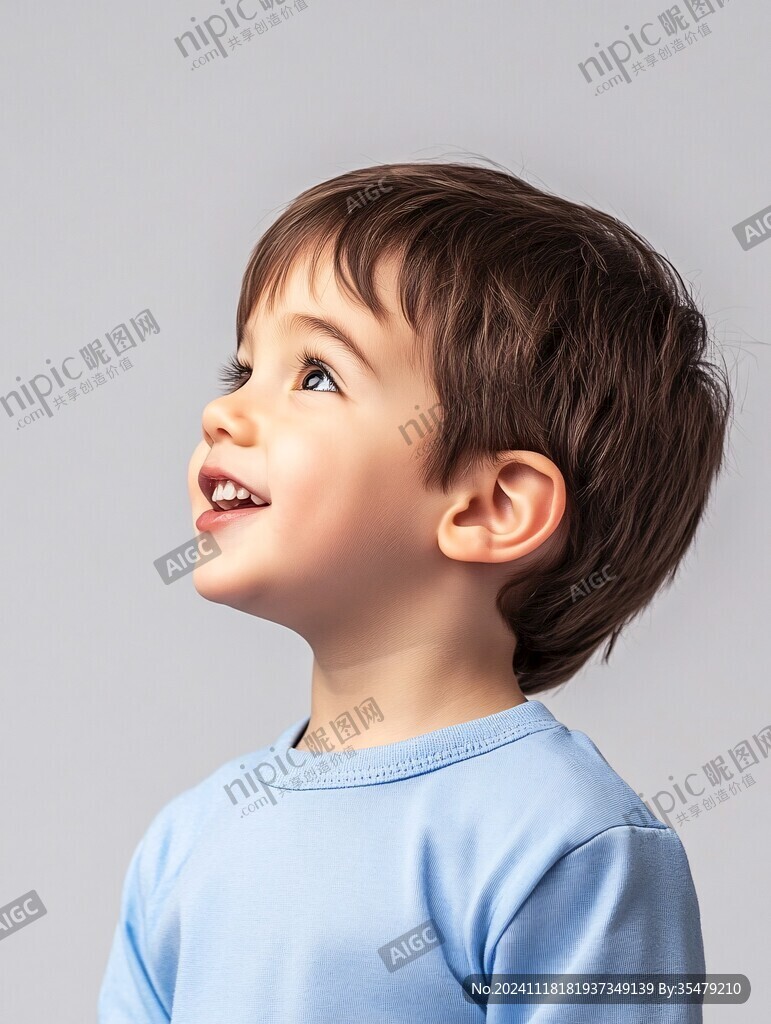小男孩侧面
