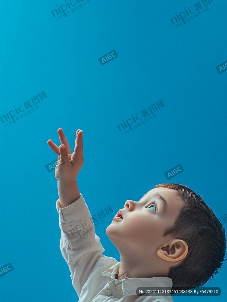 张开双手的小孩