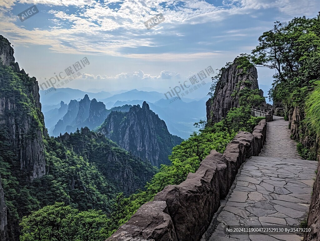高山栈道险峻山峰