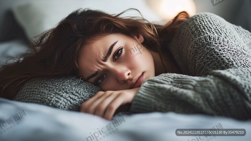 美女趴在床