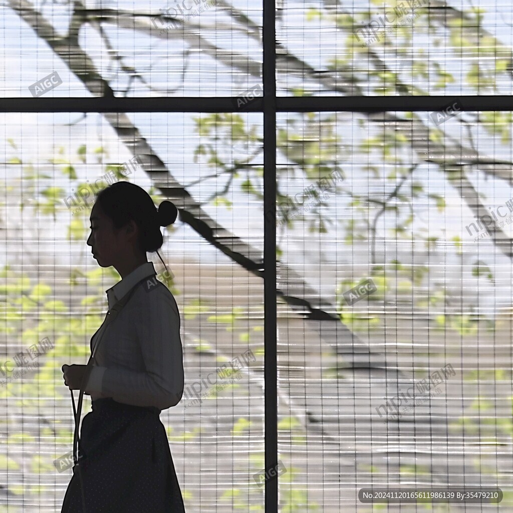 窗前人影