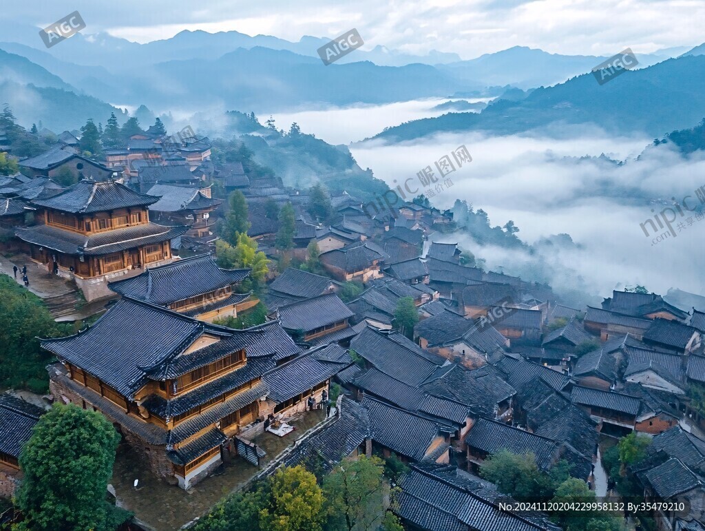 苗寨晨曦云雾