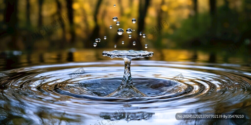 水滴在水面上的美妙瞬间