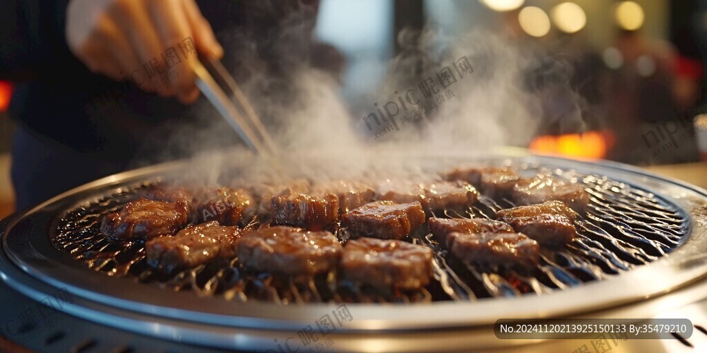 正在烤的炭火烤肉