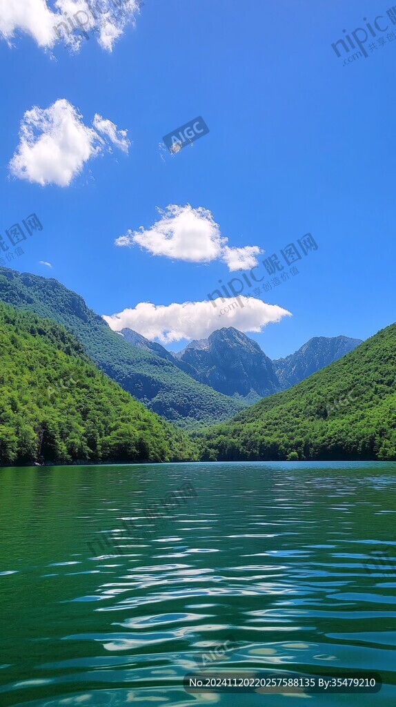 绿色山间碧水蓝